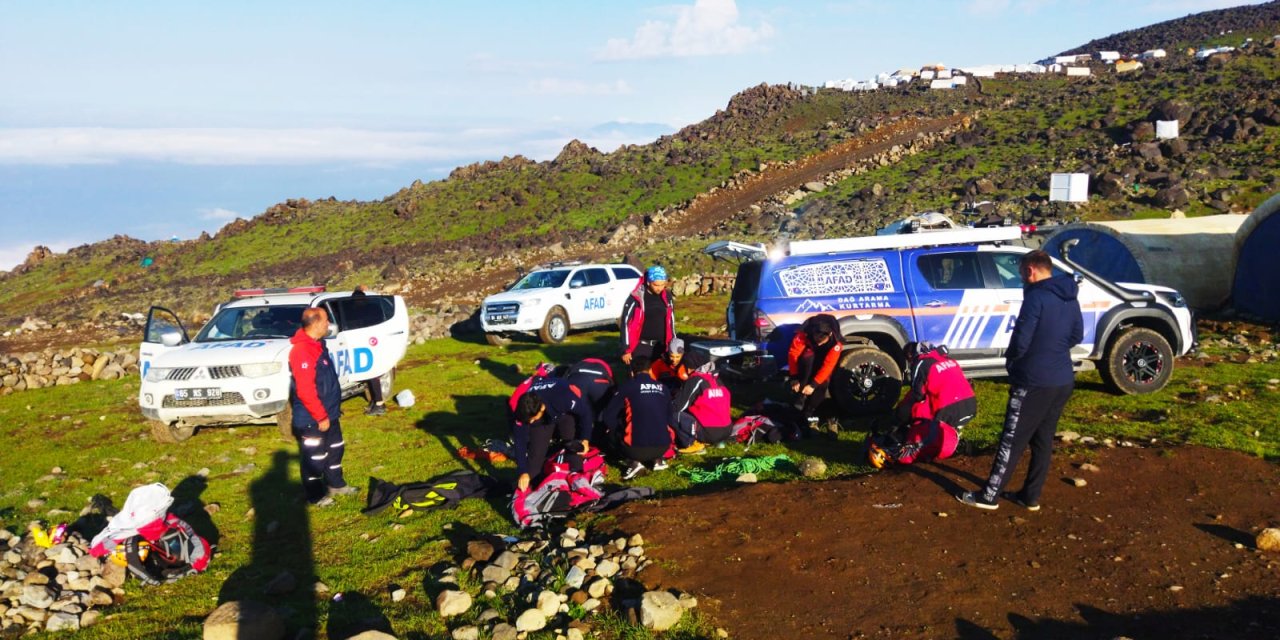 Ağrı Dağı’nda kaybolan 2 kişi için yoğun arama kurtarma çalışmaları başlatıldı