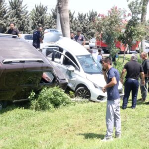 antalyada trafik kazasi 2 polis yarali vvDyDfqN