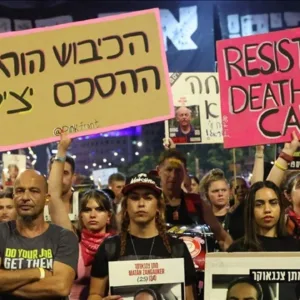 gazzede ateskes ve esir takasi isteyen israilliler televizyon kanalini basti BhwiI8vy