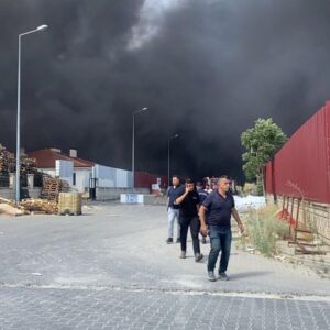 gokyuzu dumanla kaplandi eskisehirde 3 fabrikada yangin mV1I5BID