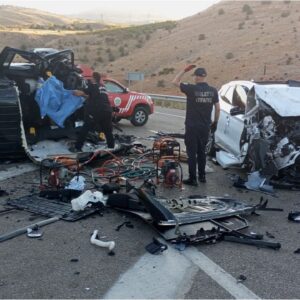 hafif ticari arac ile otomobil carpisti 4 olu 2 yarali RRDnKzaC