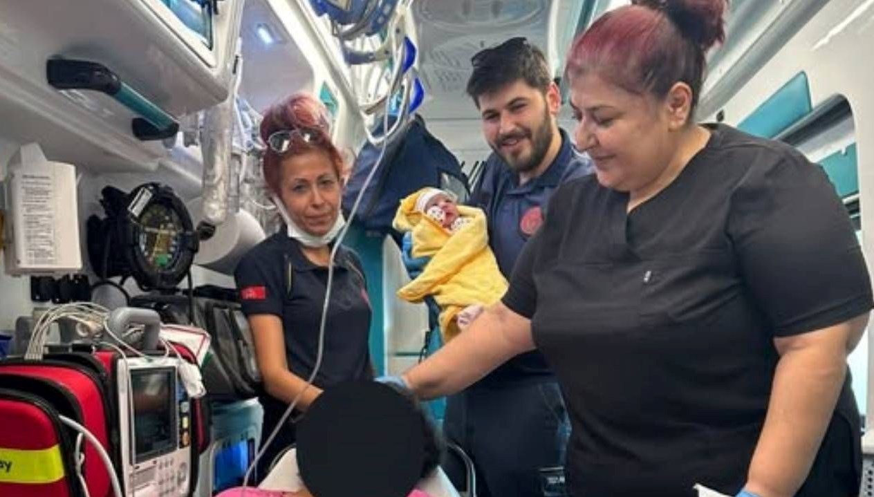 ambulansta dogum sancilari basladi hastaneye yetisemedi 25Yner5D