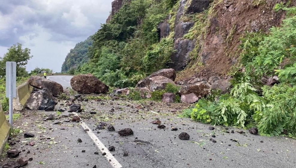 artvinde heyelan karadeniz sahil yolu ulasima kapandi Z5C3s7Rx