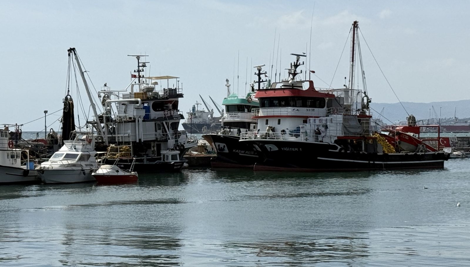 av yasagi bitti ama balikcilar yine denize acilamadi T7tbVK8a