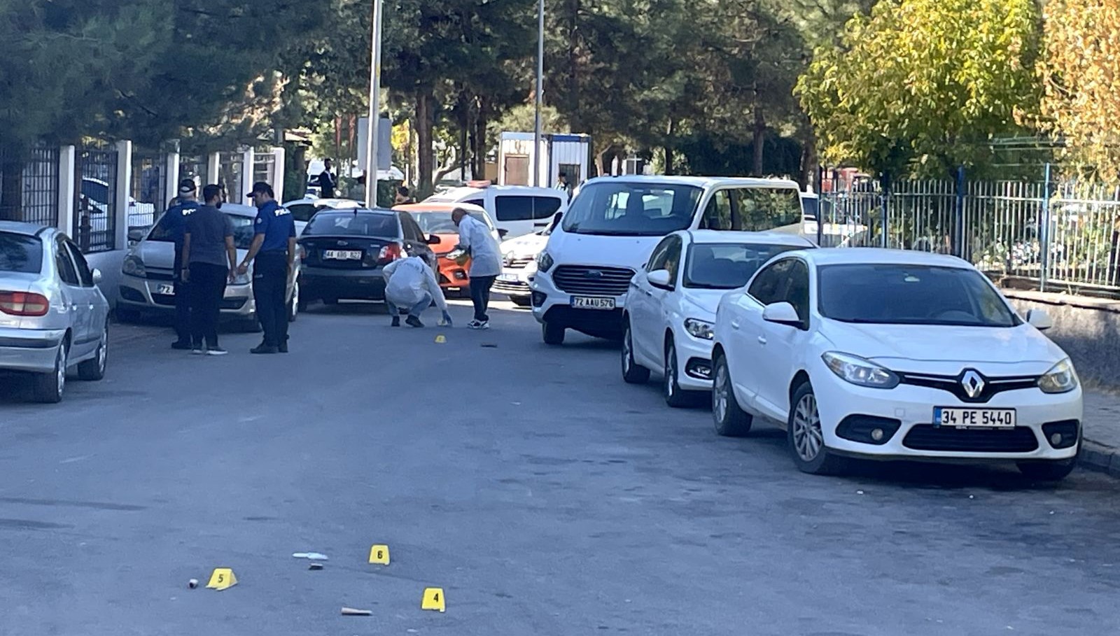 lise onunde silahli kavga kursunlar araclara isabet etti 9zZ8yI4G