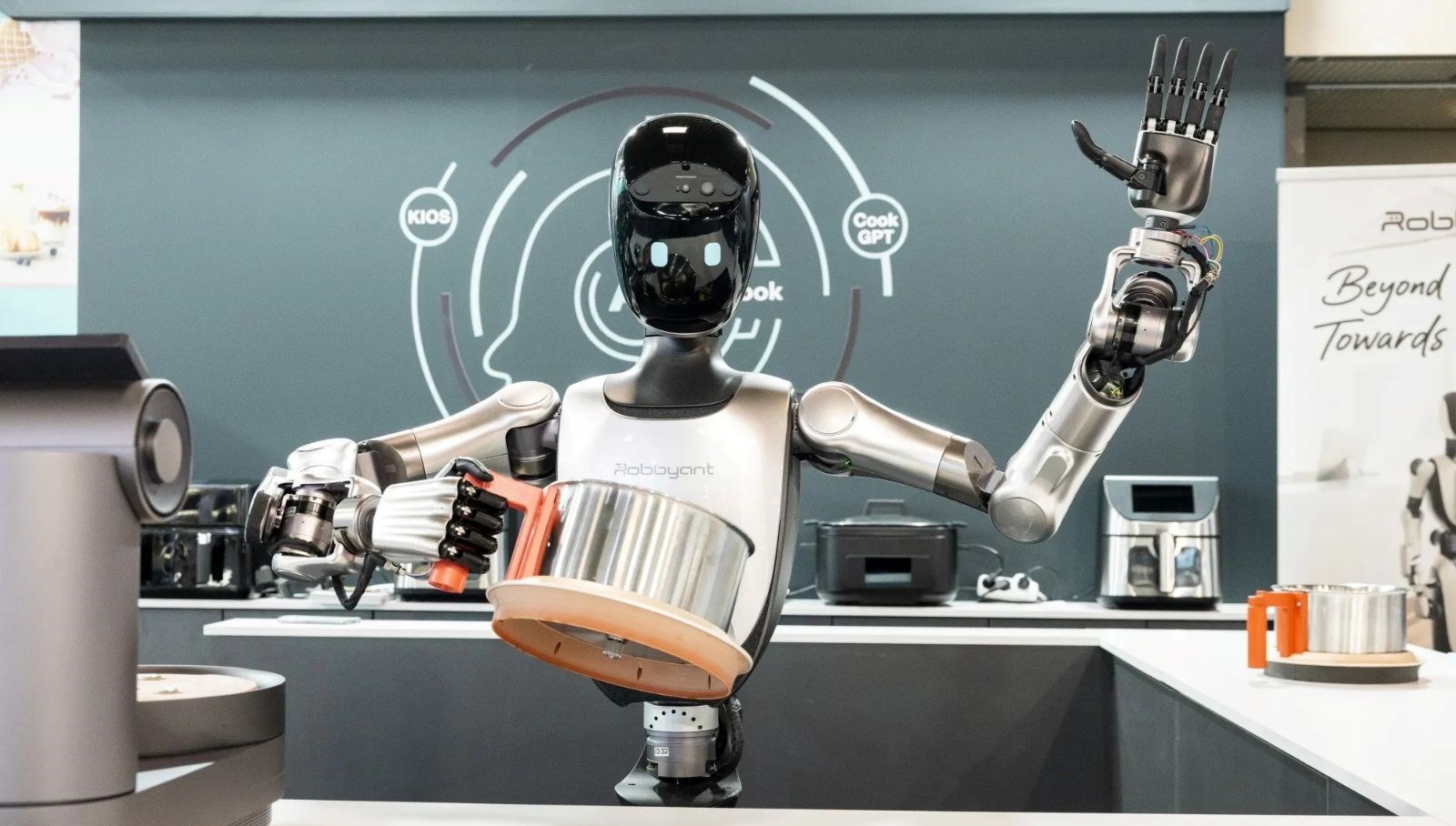 teslaya cinden yeni rakip insansi robot r1 gorucuye cikti DMrAOKZd