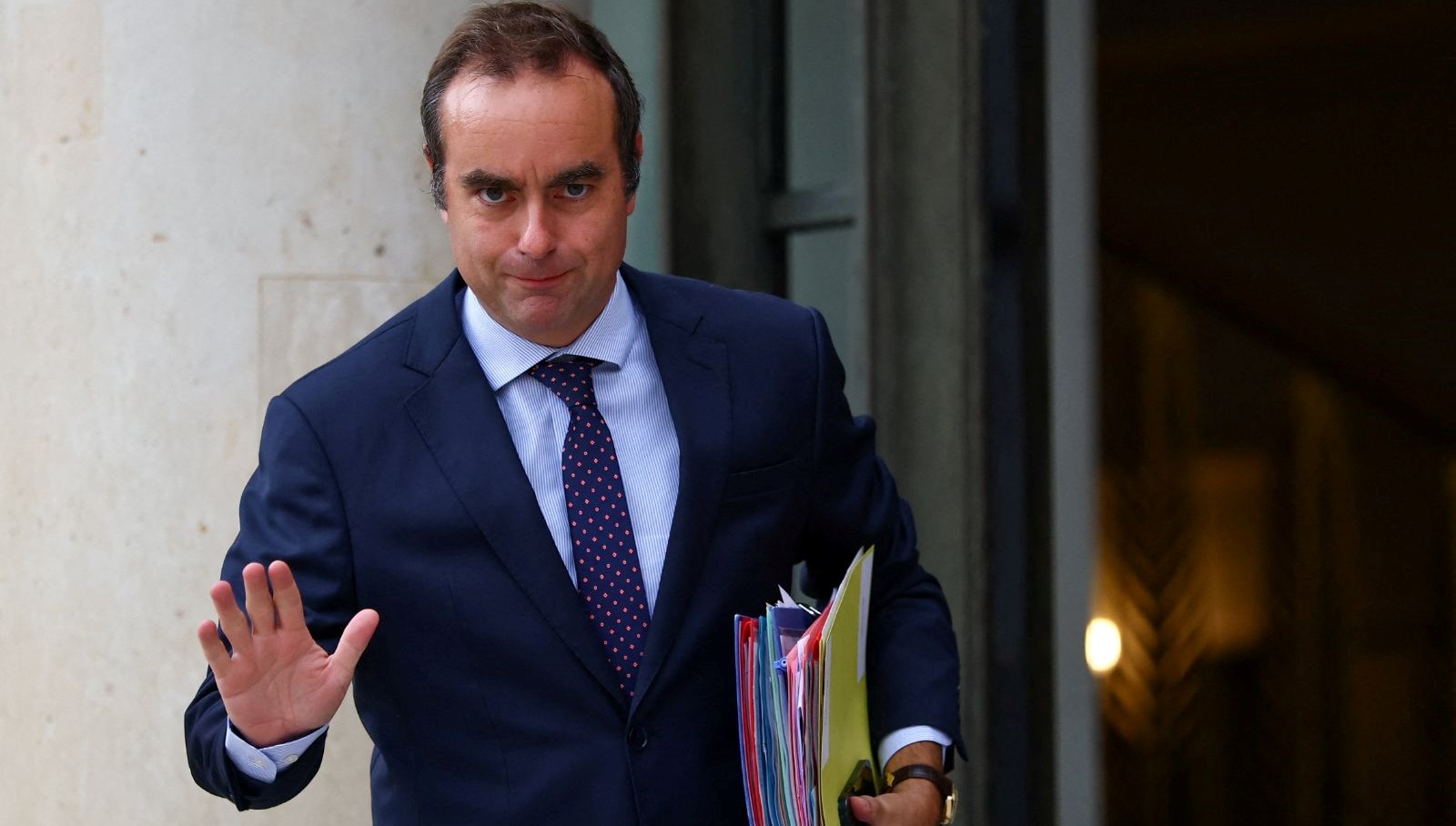 istifa etmisti macron lecornuyu yeniden basbakanliga atadi aNOr3kbl