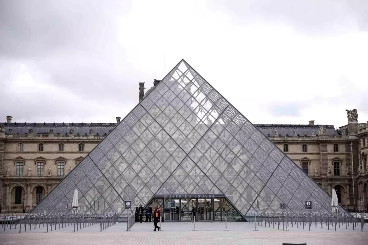 louvre muzesinde 88 milyon euroluk soygun Cl6bWefb.jpg