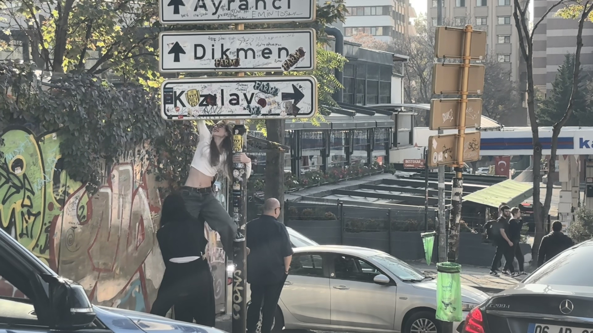 ankarada calinan kizilay tabelasinin yerine yenisi takildi polis bolgede onlemlerini artirdi GZpbTCfg.jpg